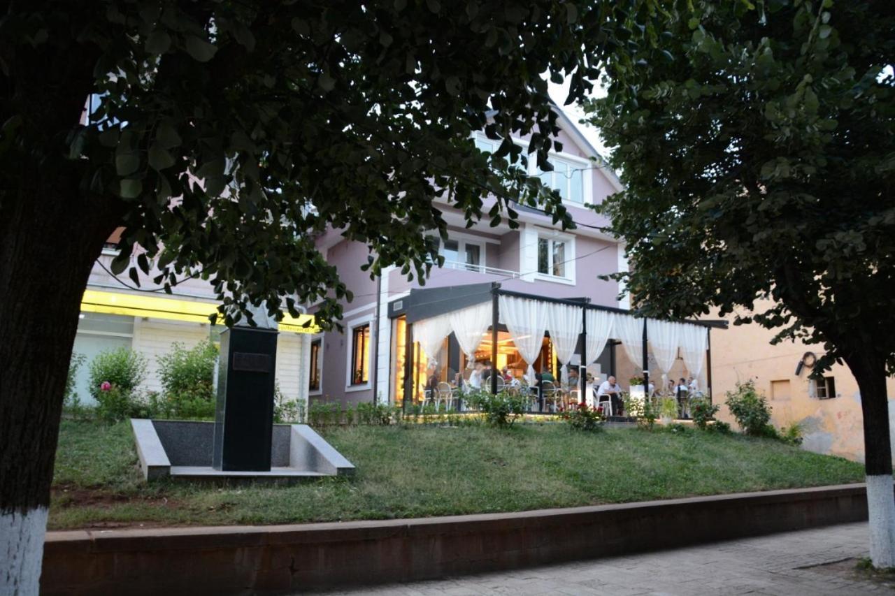 Royal Hotel Peshkopi Albania Exteriör bild